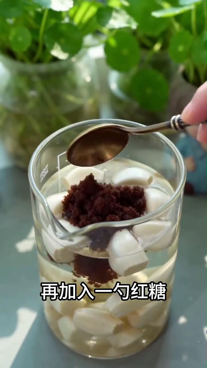 自制生根剂。
生根剂不用花钱买，教你在家就能制作。
·先准备500毫升的温水，加