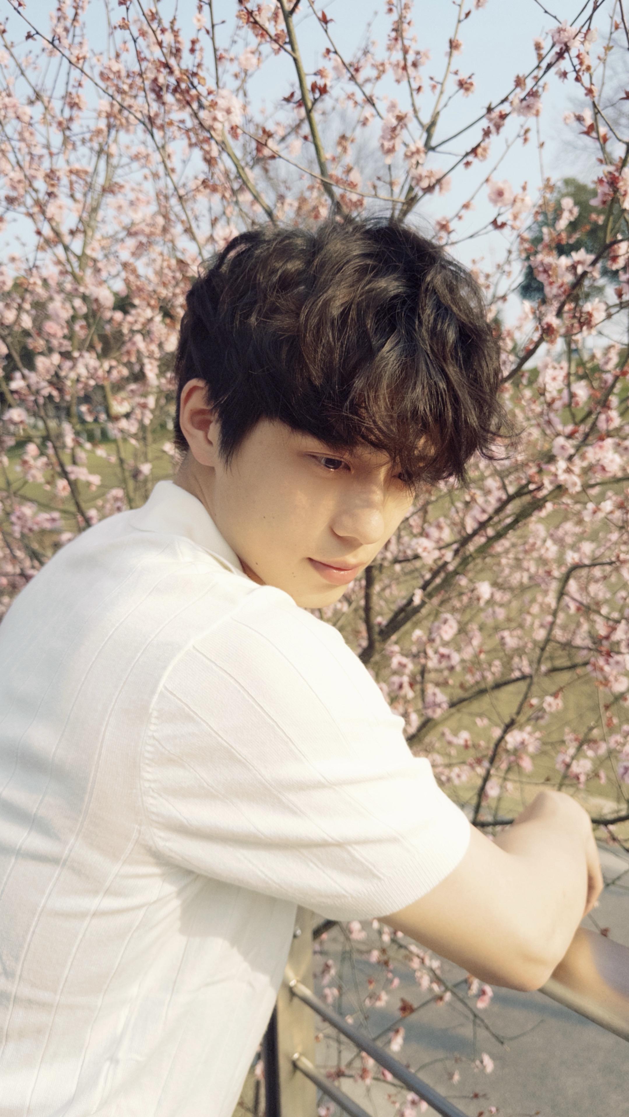 人随春好 春与人宜。