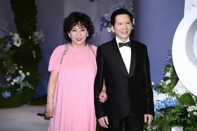 #向太向华强参加萧敬腾婚礼##向太夫妇参加萧敬腾婚礼# 向太向华强参加萧敬腾婚礼