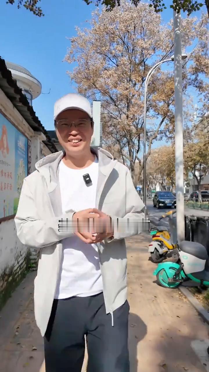 各位好朋友们，我现在在扬州，来这拍戏已经有几天了，说实话扬州的阳光给我太好的感觉
