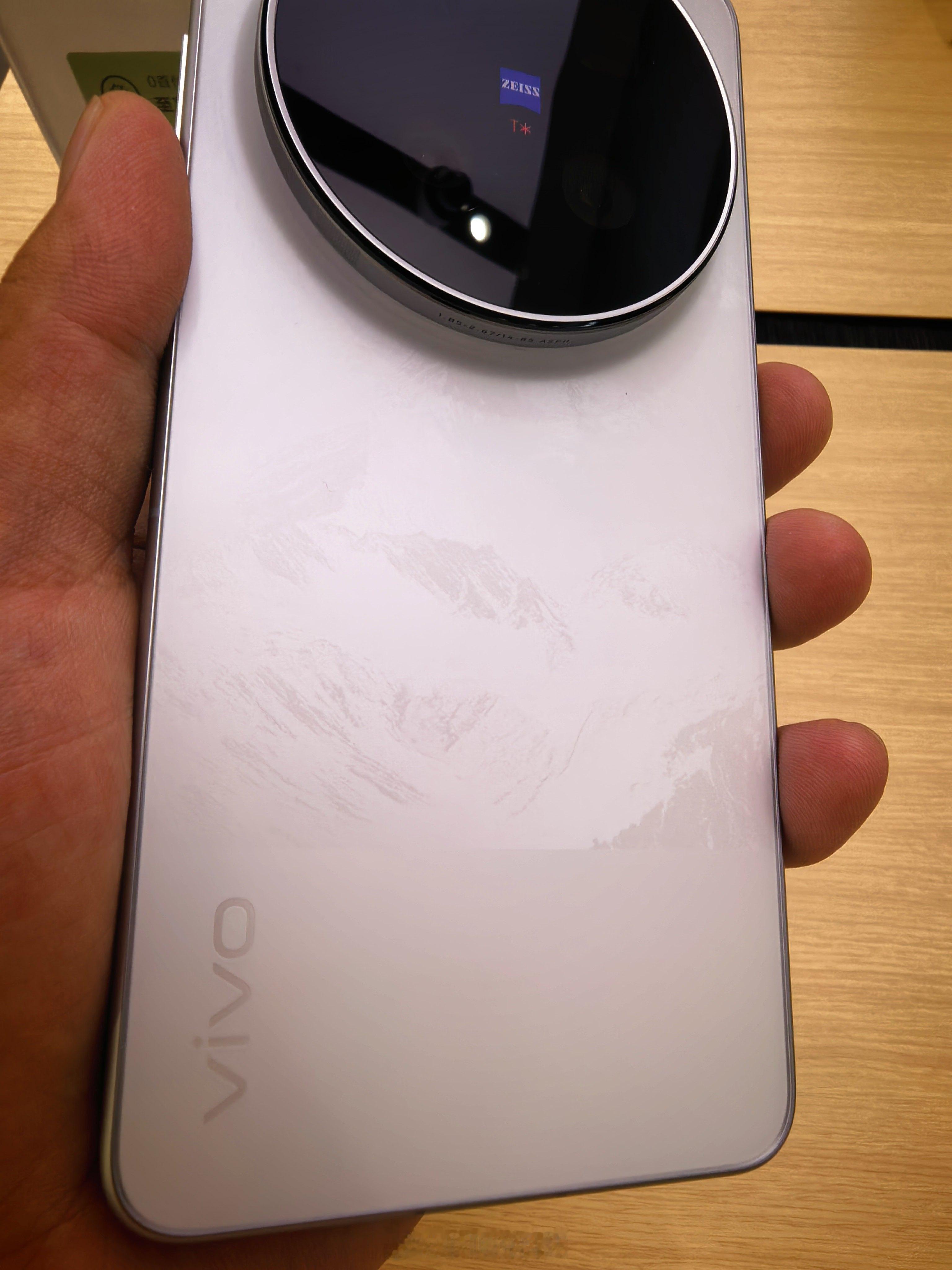 小明说科技探店路过vivo门店，顺便上手摸了下X300 Ultra。我挺喜欢这个