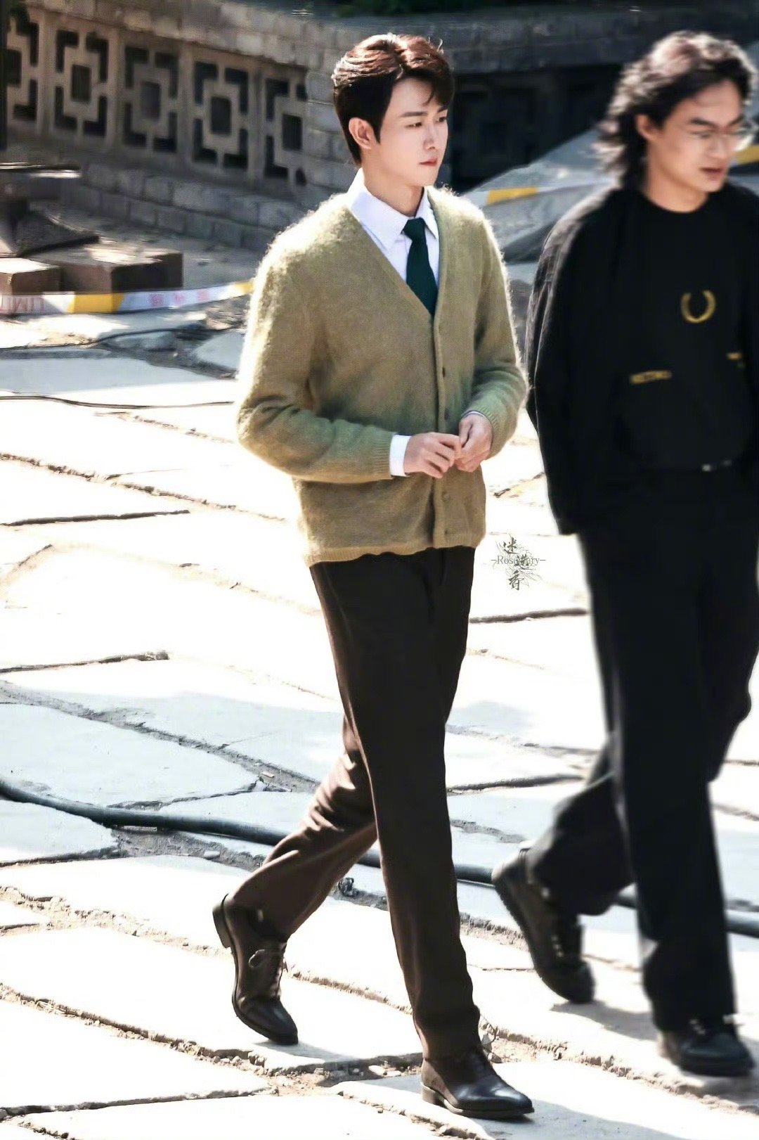 田嘉瑞燃霜为昼上班，今日份大长腿小田[爱慕] ​​​