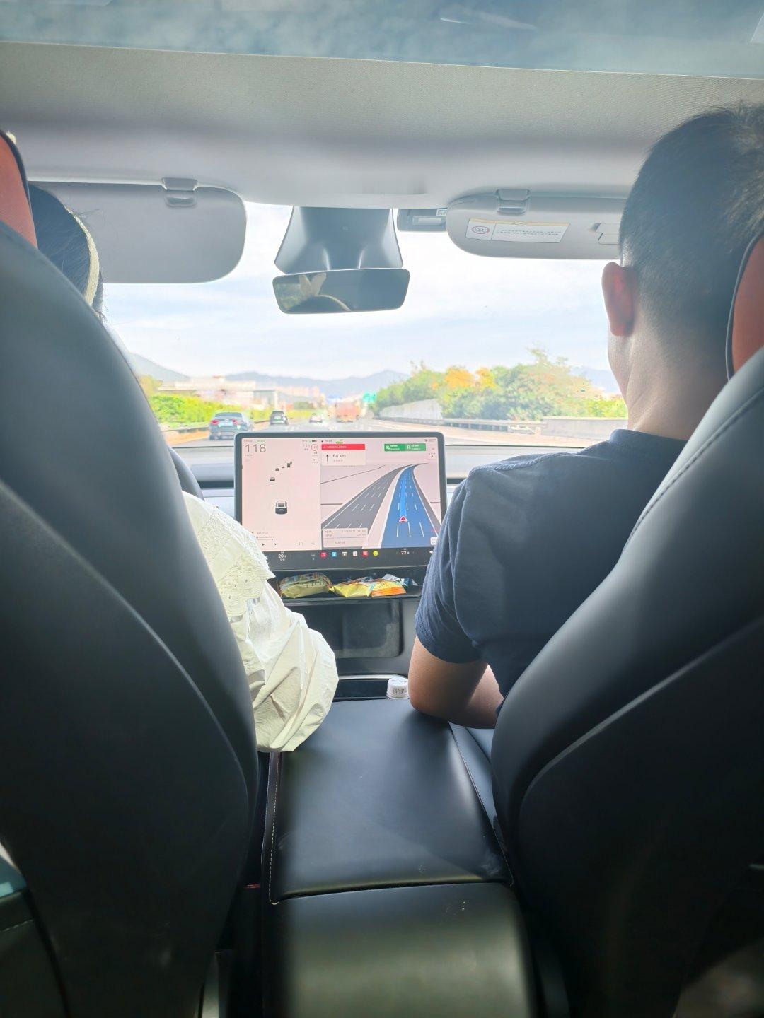 24款的model Y也是好多功能都没啊[泪]没有自动变道没有自动泊车甚至没有语