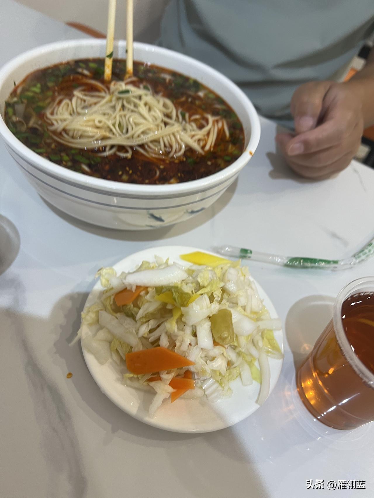 遇兰香牛肉面位于兰州市安宁区海关地铁站附近的万辉广场一楼美食城。

店里服务态度