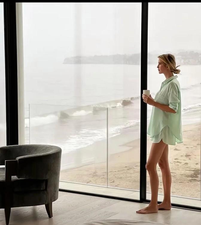 有钱人的日子过得真是让人羡慕，像伊万卡这样的，住在海边的大别墅里，时不时还能面朝