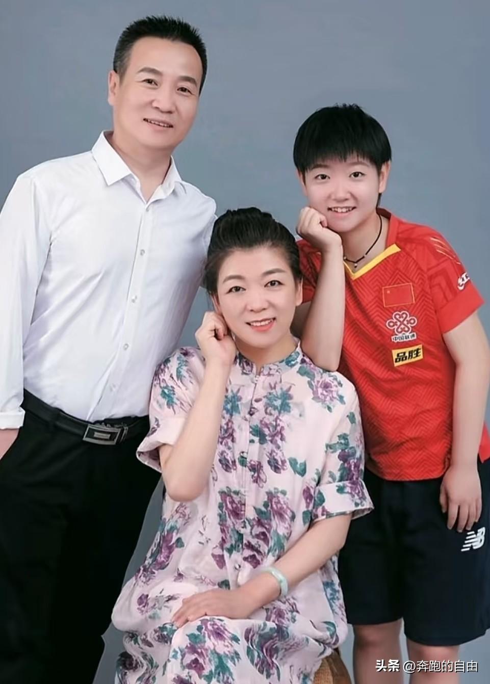 莎莎在接受采访时说：“在我心里最敬重的人，就是我爸爸，哪怕我站上了国际赛场，打出