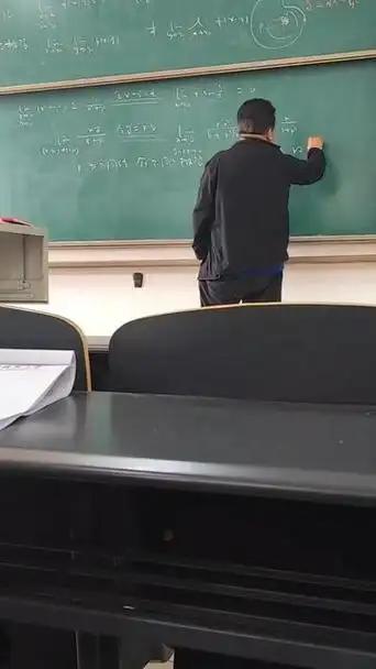 90年代中专热，那时候的孩子要是能被中专录取，全家都皆大欢喜，不少人宁愿选中专，