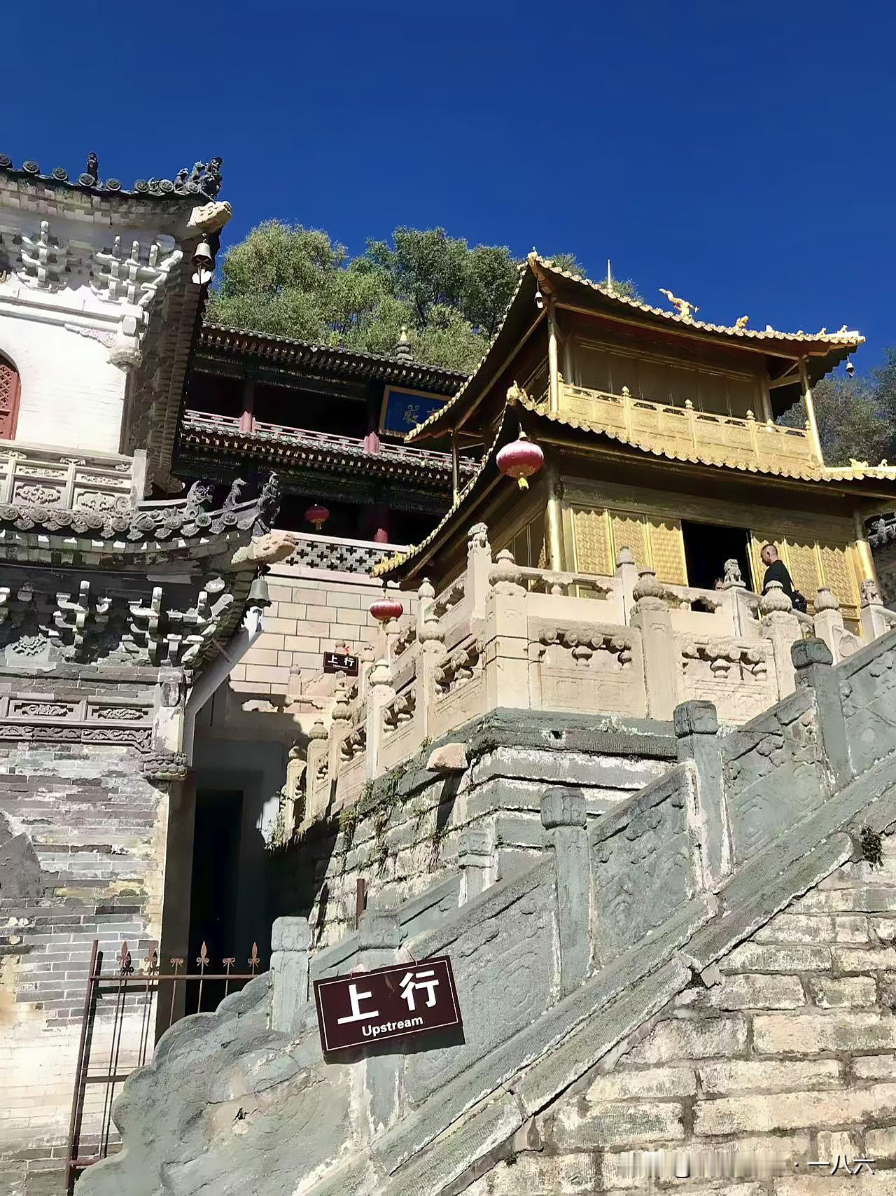 【五台山显通寺金殿藏“双王炸”？看殿师傅一句话说透！】

刚凑金殿下拍鎏金，看殿