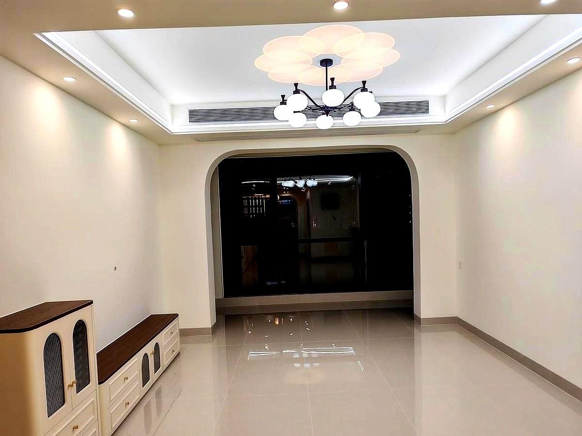 墙歪、砖空、柜子缝能塞手指，保洁阿姨一来，地板亮得能照镜子。

为啥？

她手里