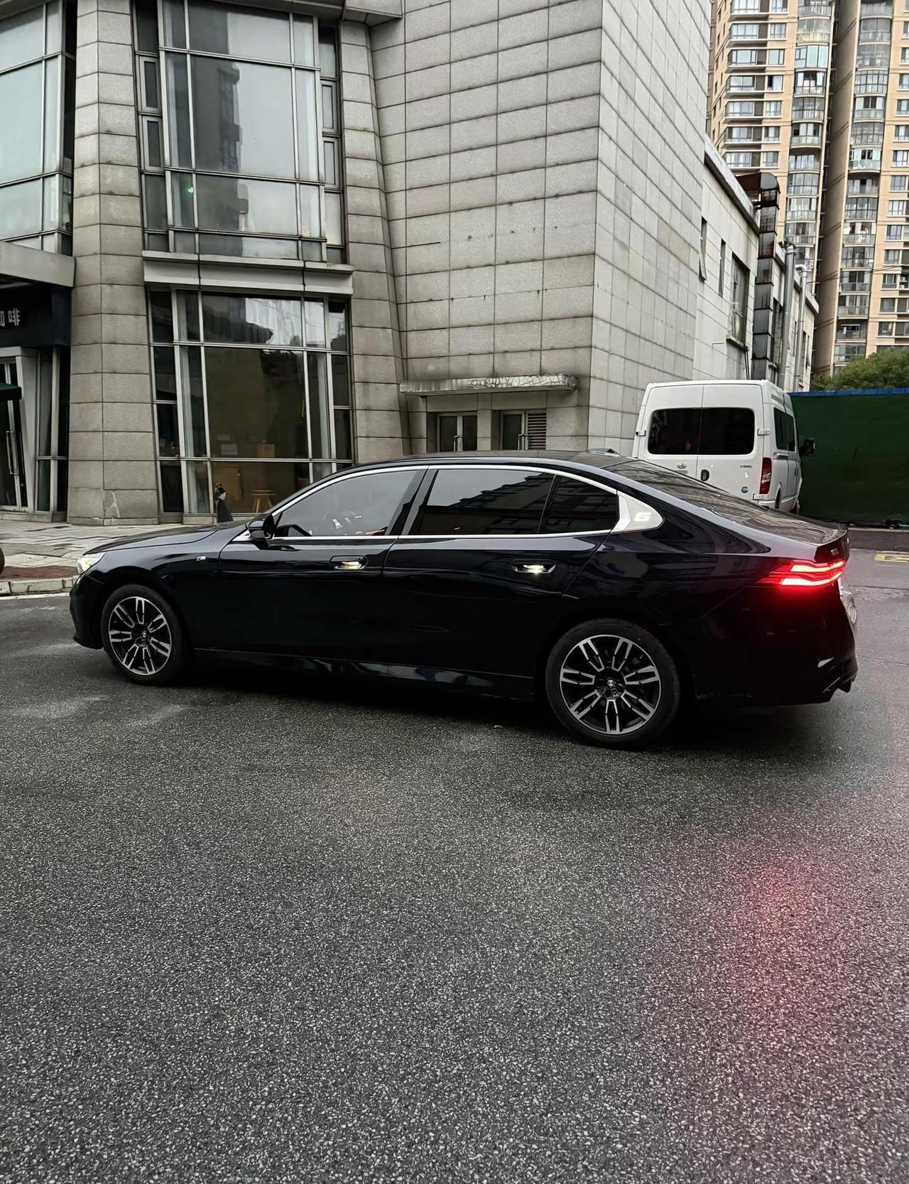 宝马5系的最新升级，显示出它仍在豪华中大型车市场中保持强大竞争力。
新款预计在今