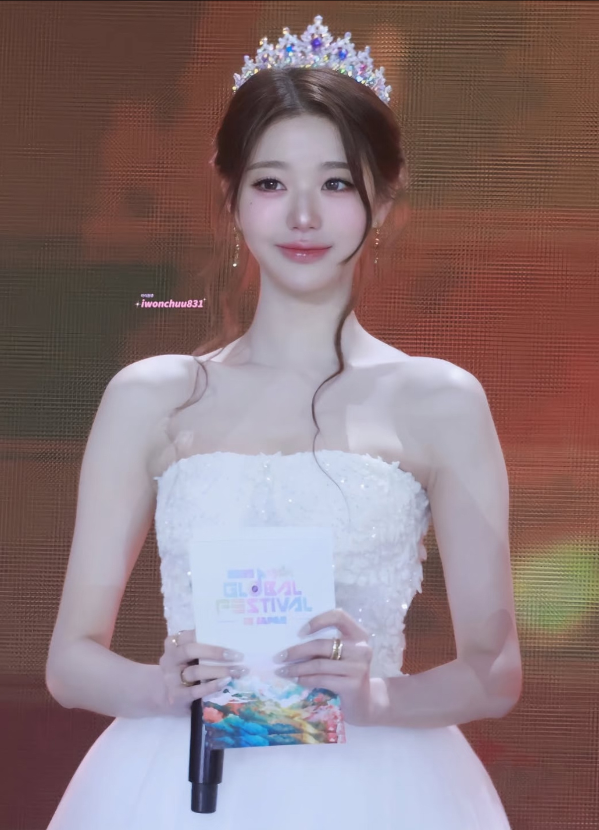 张元英这套主持造型太美了吧，还带个小王冠，是个小公主吧👸 