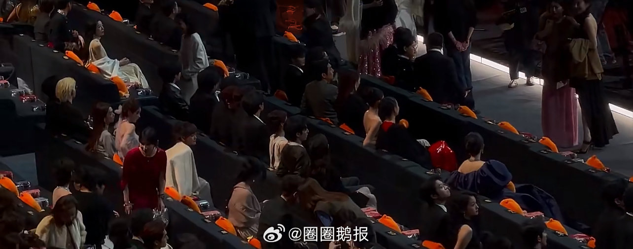 杨幂宋祖儿这天是非聊不可吗杨幂身子斜的都快躺那了 杨幂宋祖儿这天是非聊不可吗 