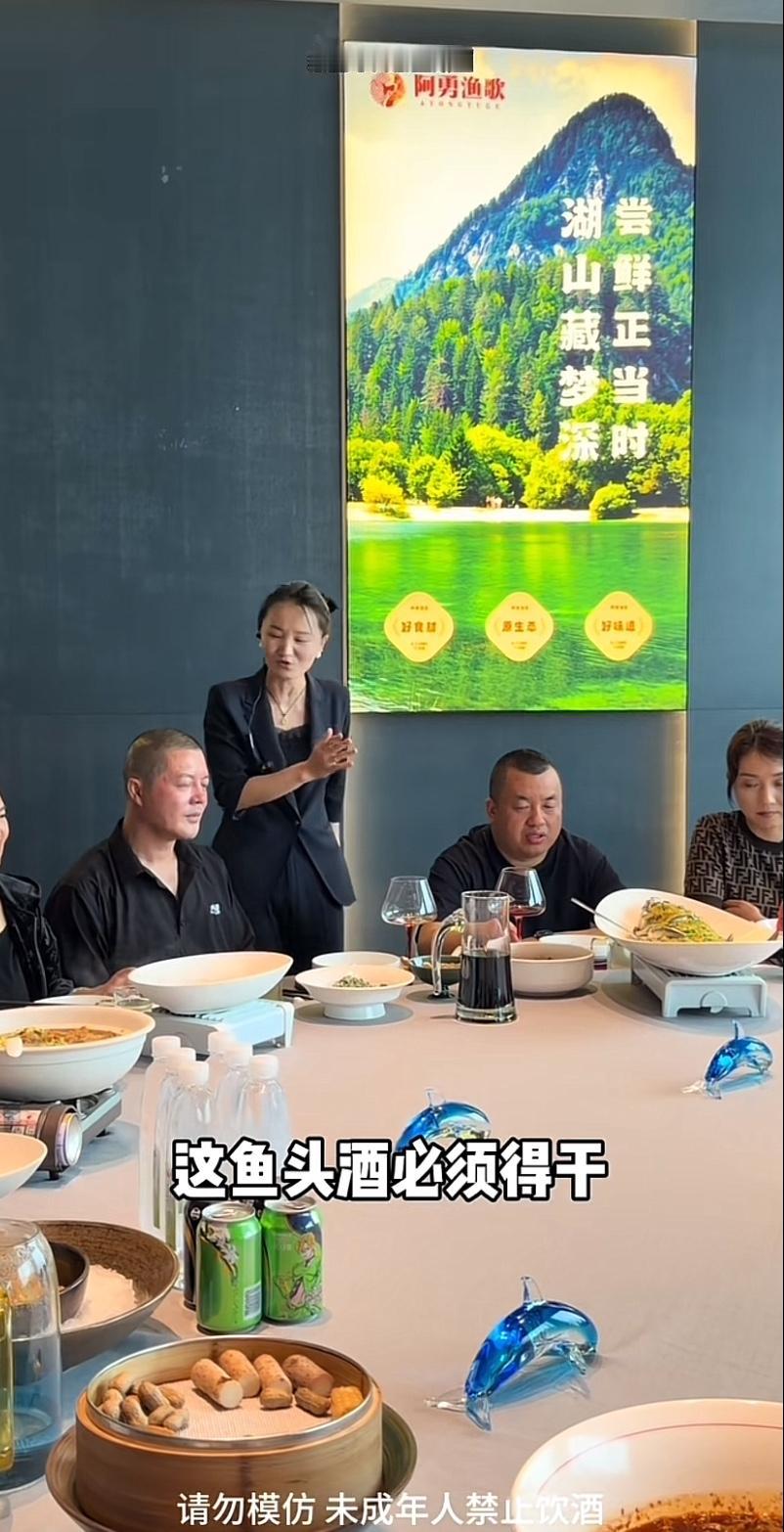 北京坤哥，有点不耐烦了。这次是郑州阿勇设宴招待坤哥夫妻一行人，排场弄得特别隆重，