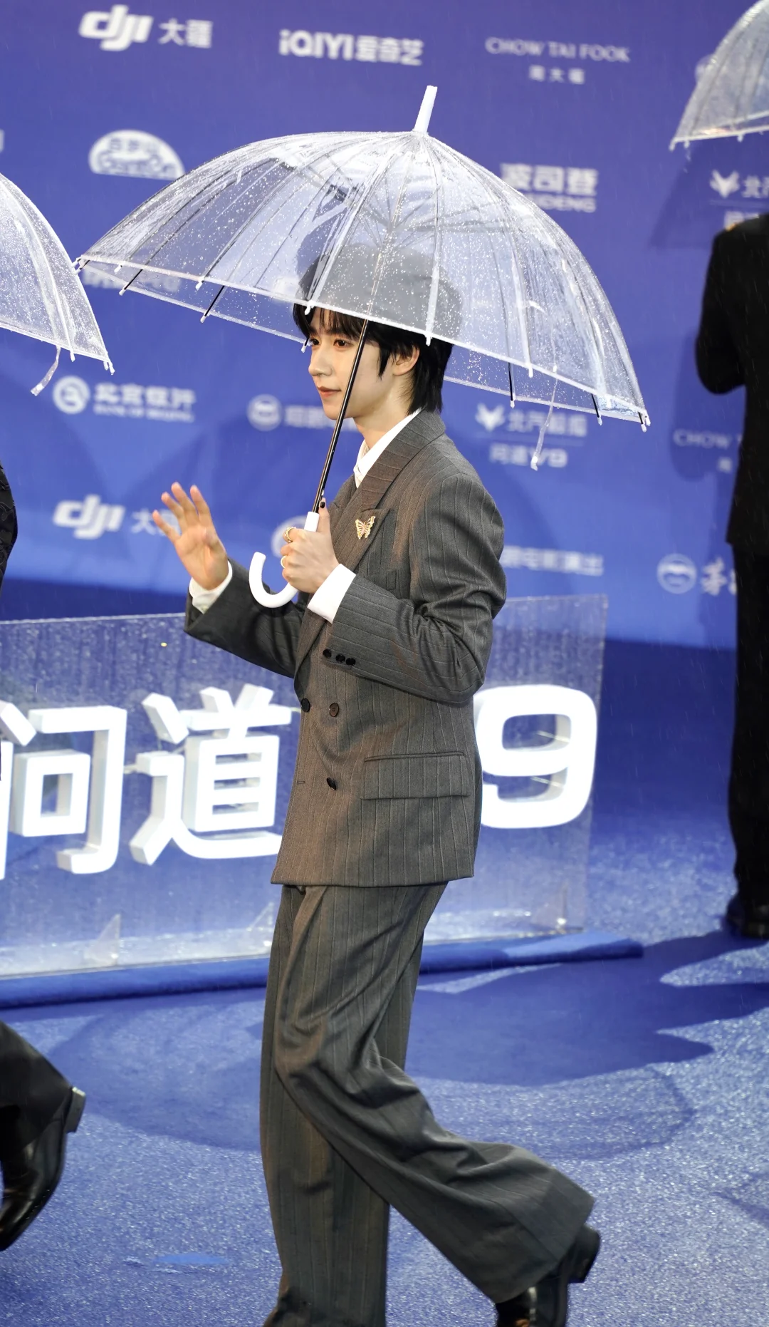 红毯拍的贺峻霖，本人好有反差感