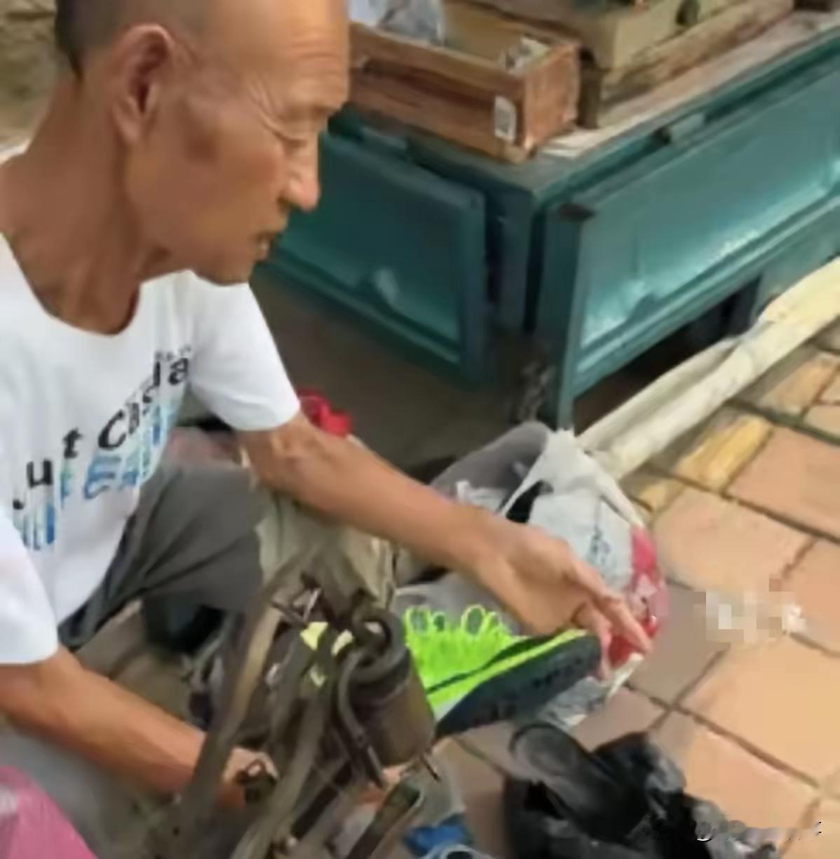 山东一男子鞋坏了，找到一个修鞋摊，询问大爷要多少钱，大爷没直接回答，而是看了看鞋