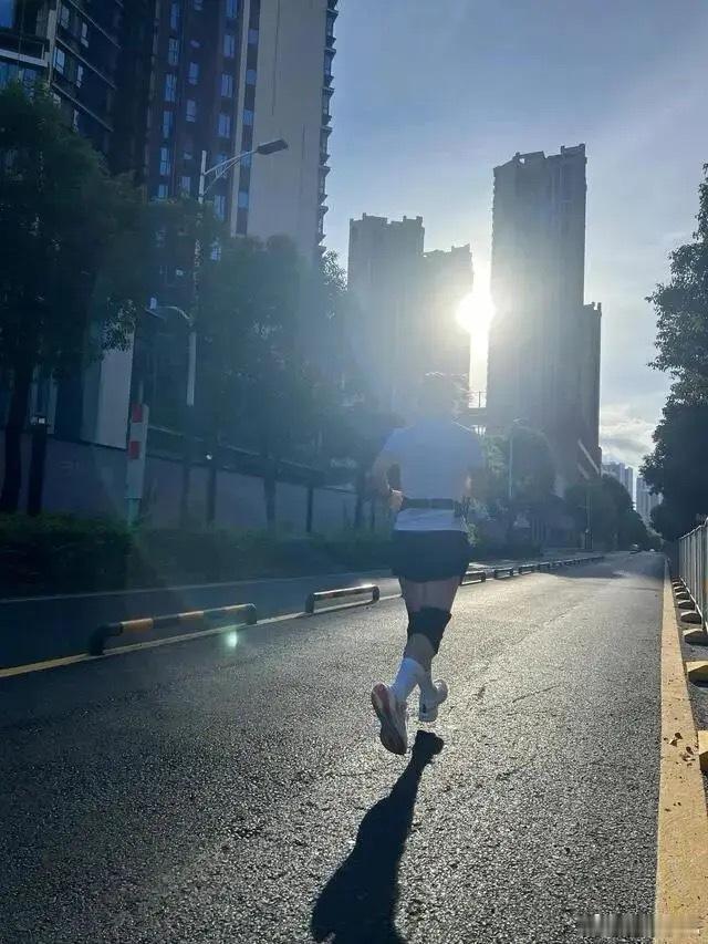 到了年纪自动解锁体育生身份 从前不爱动，如今主动跑跳锻炼，妥妥解锁体育生模式，健