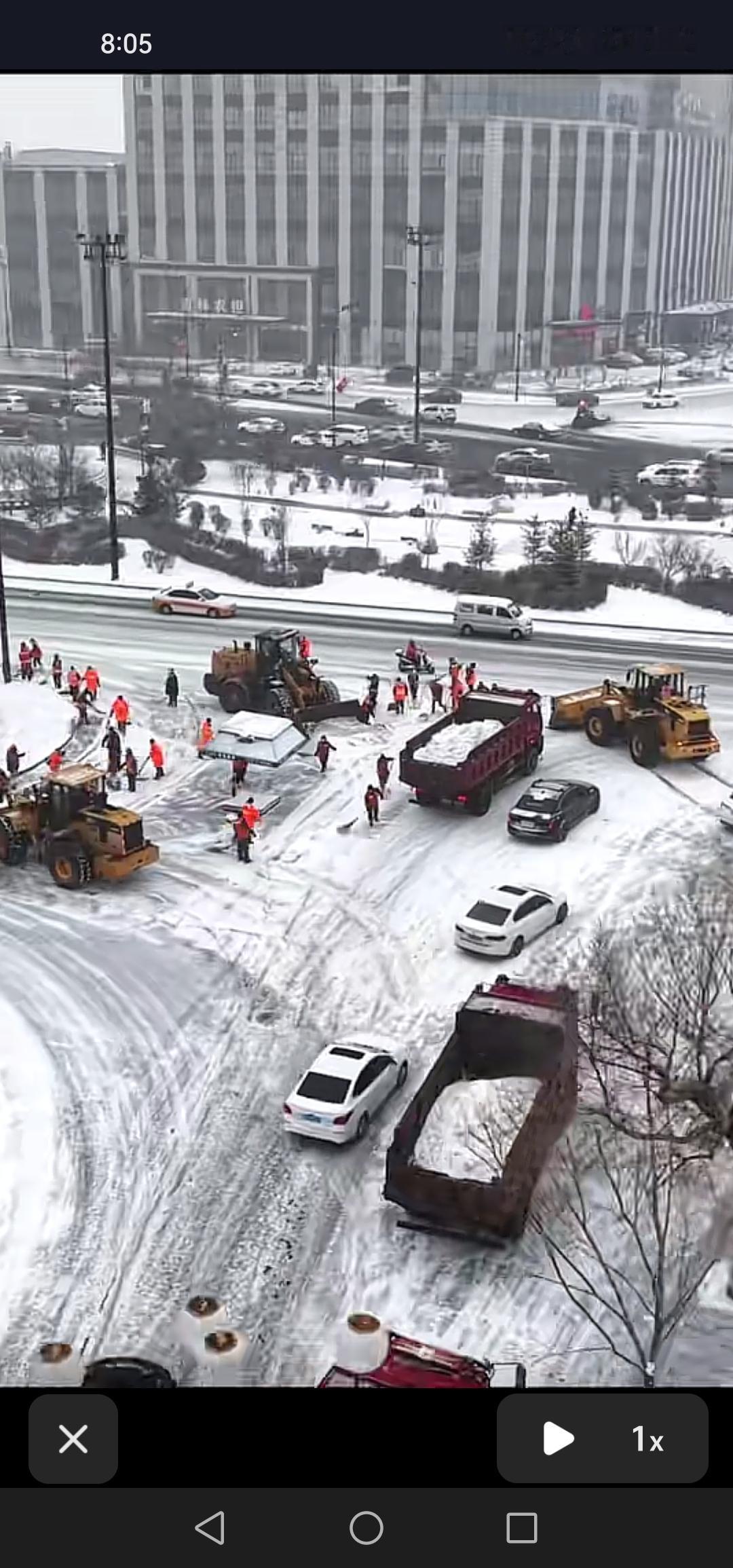 该说不说，吉林市如今的清雪力度那是相当给力！必须给广大劳动者们点赞。

昨天，大
