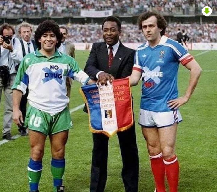 时间回到1986年，球王贝利牵头，让马拉多纳和普拉蒂尼组织人马踢一场慈善比赛。