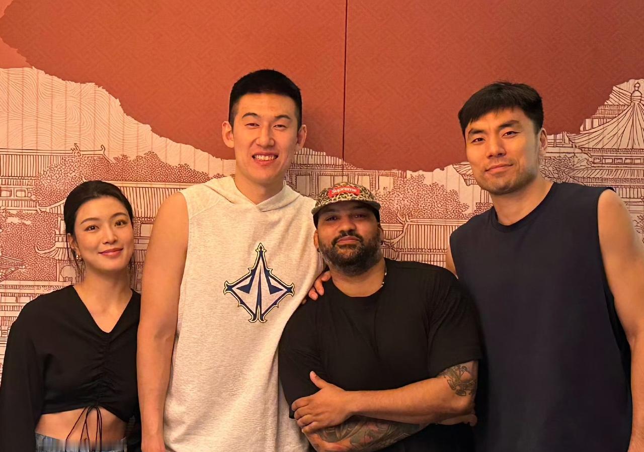 原辽篮训练师华莱士与李晓旭、付豪聚会，说我们通过篮球建立的友谊永远不会结束。
