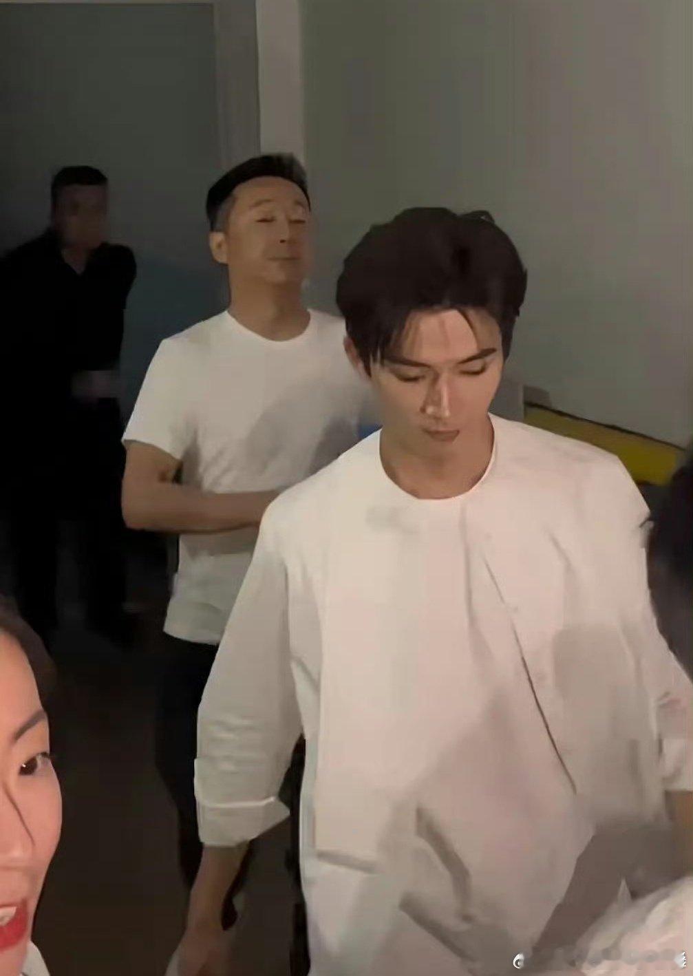 #吴谨言王星越共用经纪人##吴谨言王星越疑似共用经纪人#网友揭秘！吴谨言与王星越