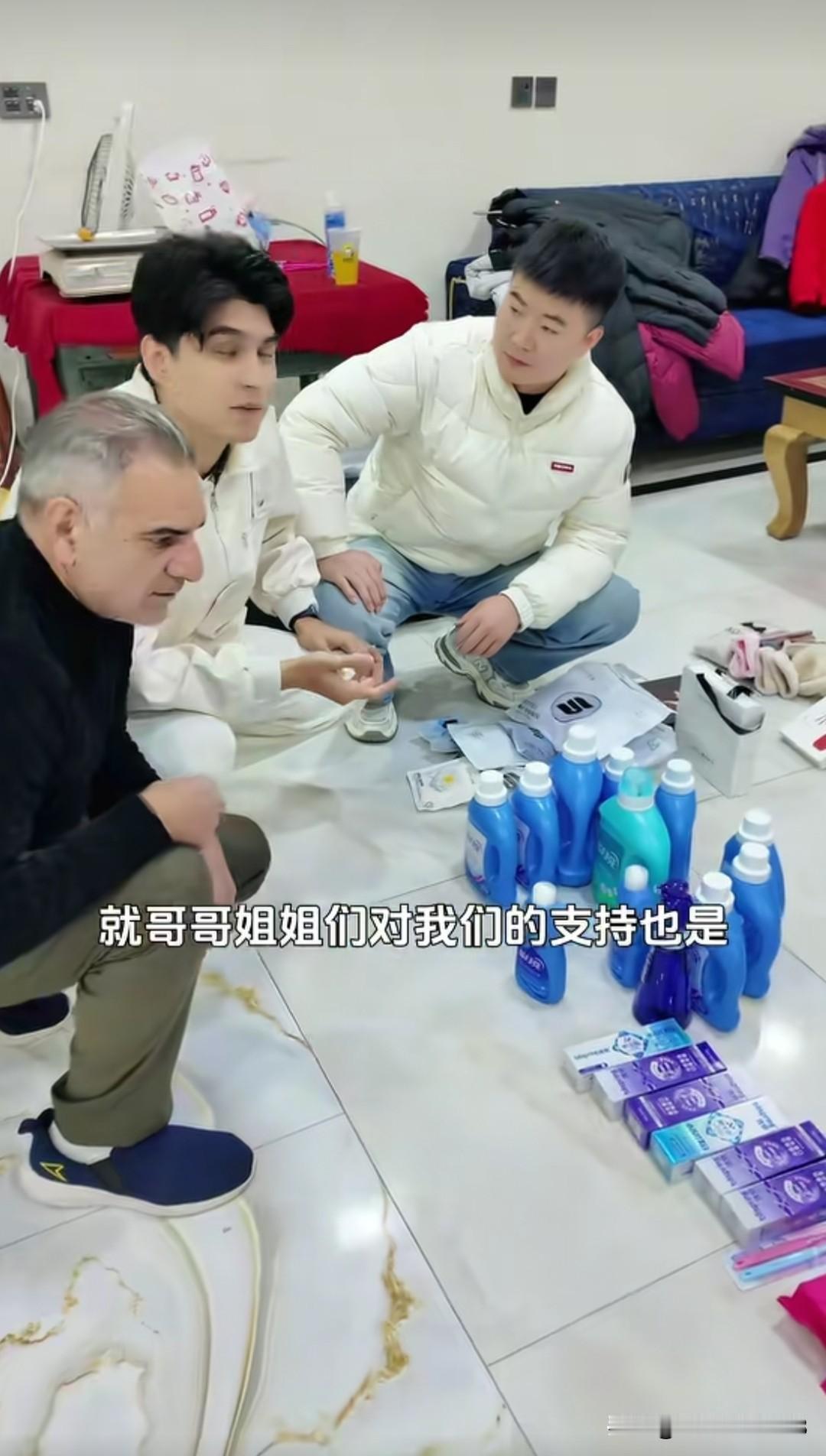 麦子父子开启直播带货，前段时间麦子到巴基斯坦认亲。
       网友一直议论麦