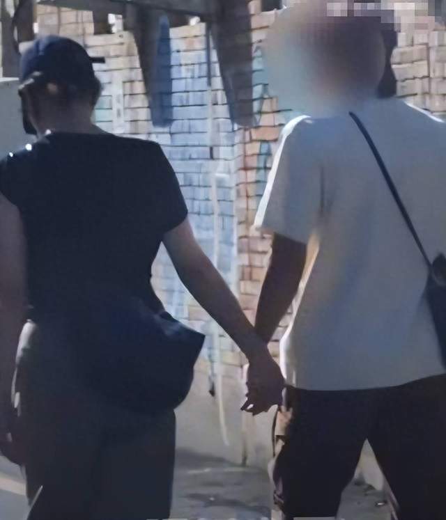 白百何街头牵手被拍：离婚女星再遇感情？
