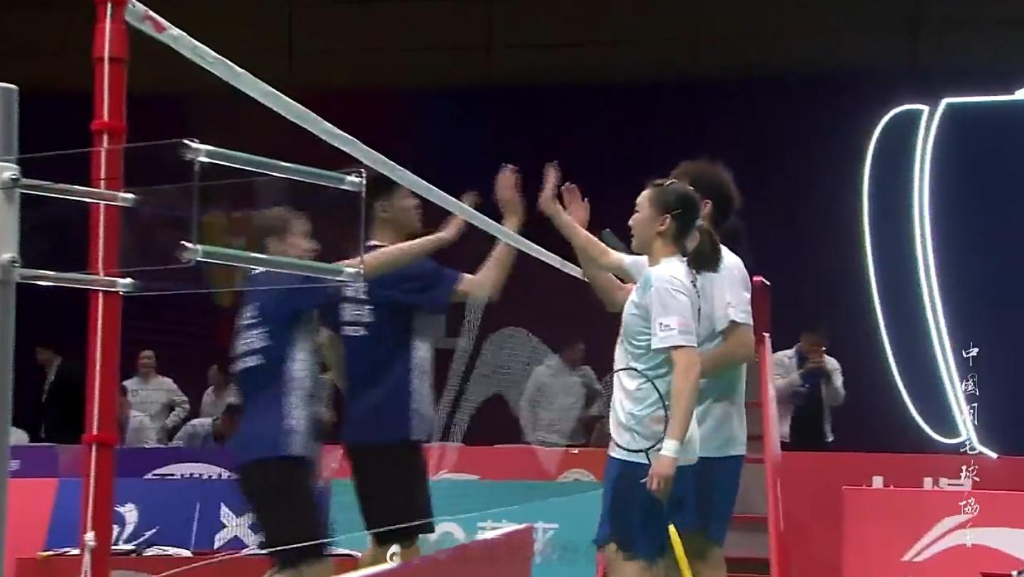 羽超联赛 青岛仁洲 3-2 芜湖兴航 女双 魏雅欣/王漪朵 15-8 15-7 