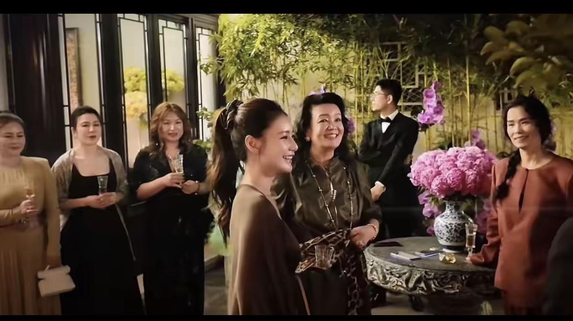 张兰带儿媳马筱梅见识市面与明星友人聚会，力破婆媳不和传闻。从曝光的照片来看清晰可