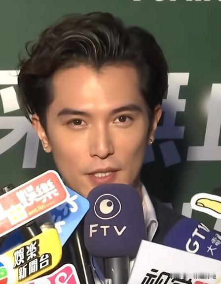 项天骐怎么老了还是这么帅啊！

邱泽今年都已经44岁了，但是接受采访的时候一点看
