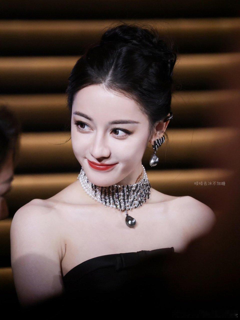 杨幂站姐拍的迪丽热巴杨幂站姐拍的迪丽热巴，360°视角拍怎么拍都有面儿[好喜欢]