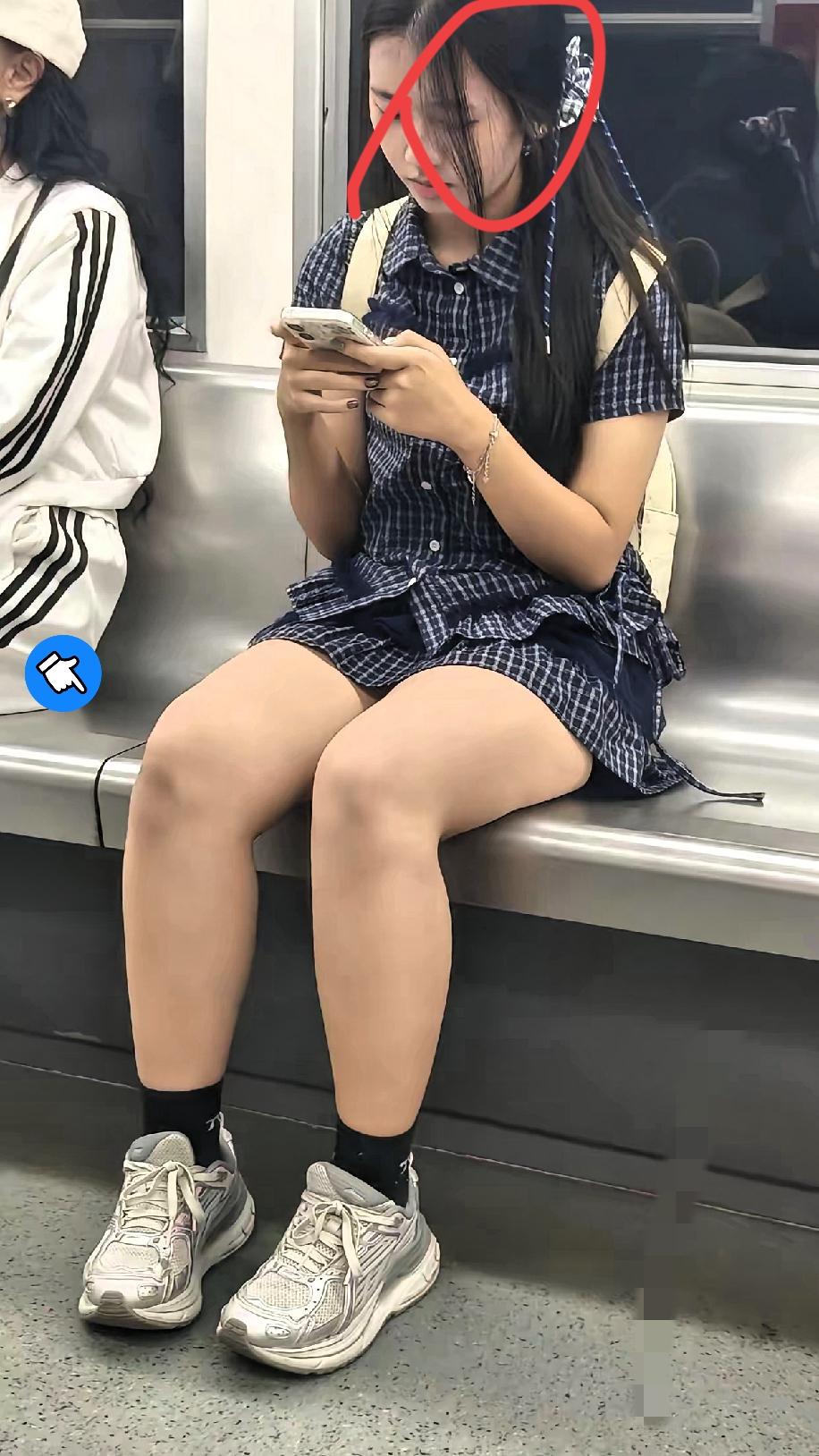 真的太懂这种“一眼惊艳，再看可惜”的感觉了！脸蛋清纯又显嫩，长发一飘自带氛围感，