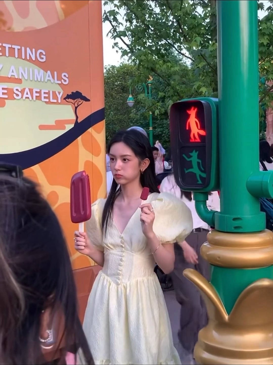 路人原相机下的周也，小头小脸高清的五官，根本不需要精修的一张脸，天生的演员脸！ 