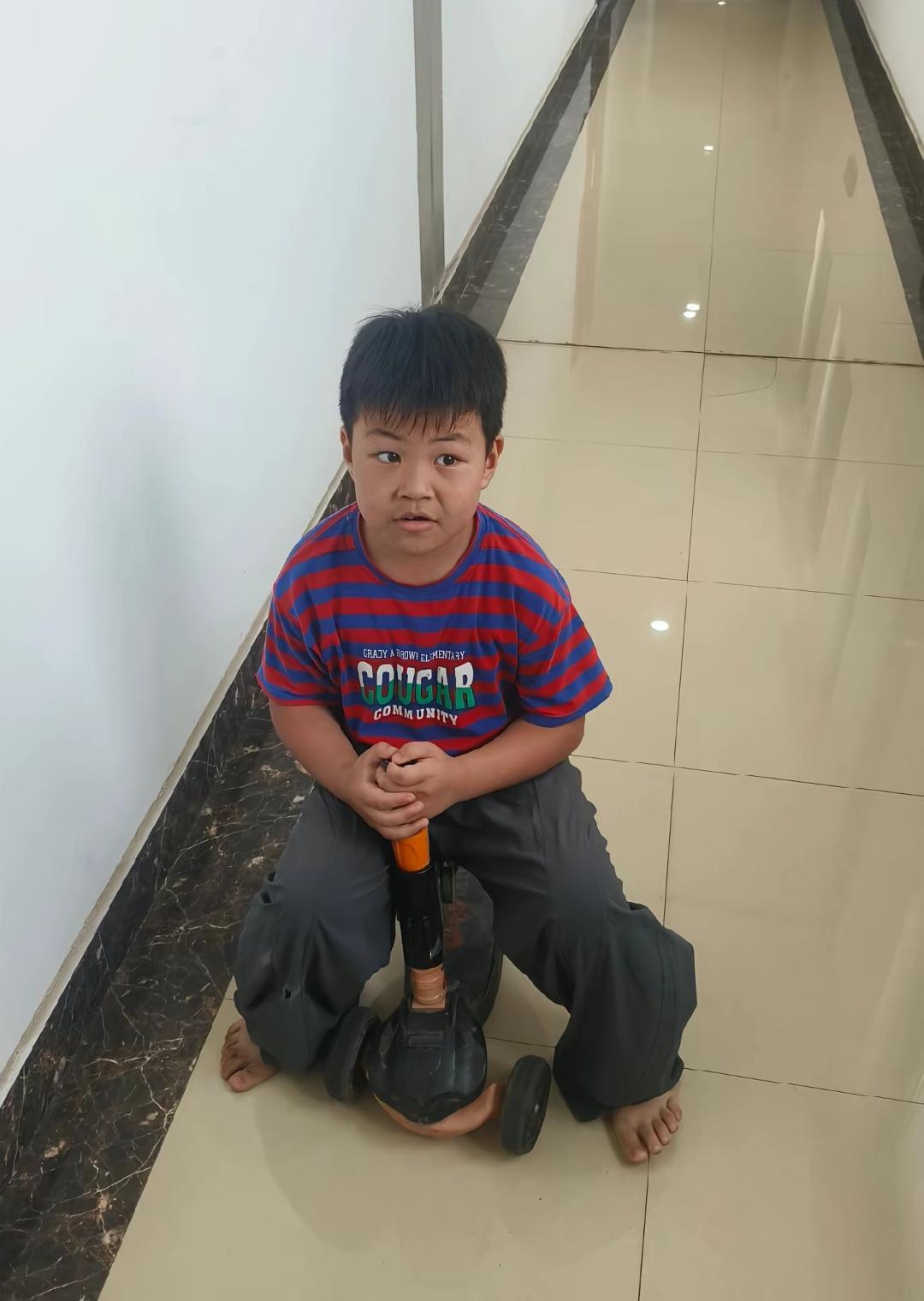 万万没想到！河南荥阳，一名7岁小男孩，仅仅因为太想念舅舅，趁着奶奶在家做饭的空档