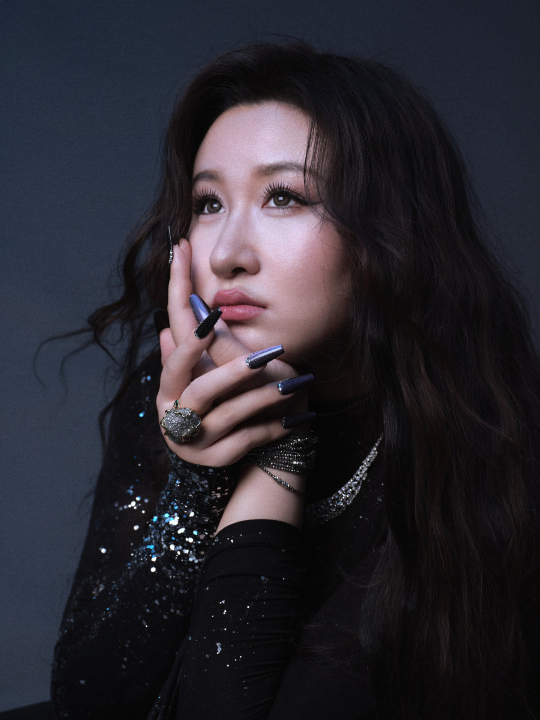 锤娜丽莎歌声温柔锤娜丽莎歌声后坐力好强锤娜丽莎用温柔嗓音搭建情绪的出口，演唱从容