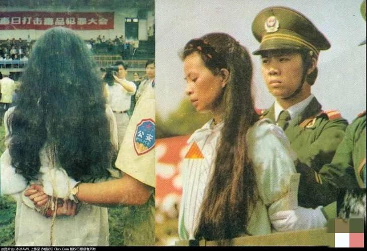 90年代，一名毒贩即将被押赴刑场，她被五花大绑着，看起来非常年轻，披着头发，面无