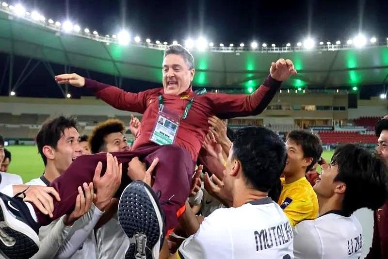 3比0！凌晨刷到比分我直接坐起
 
越南队前脚四连胜，后脚被我们摁着锤。63%控