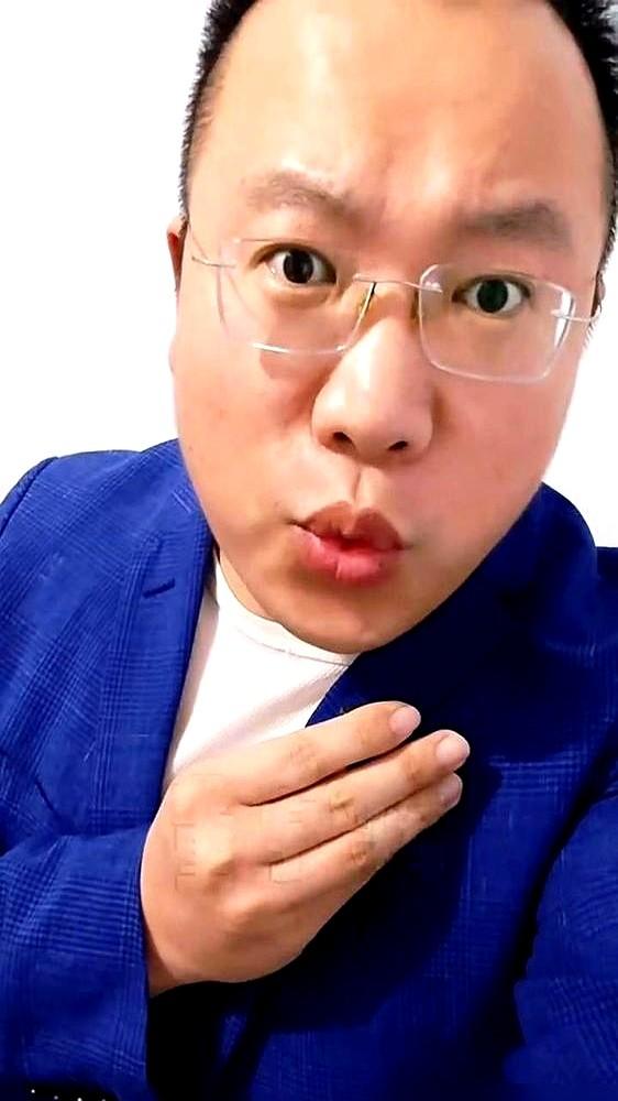 嘴上请演戏，不如真金白银请看戏。

去年陈思诚在董宇辉直播间，当场邀他演《唐探1