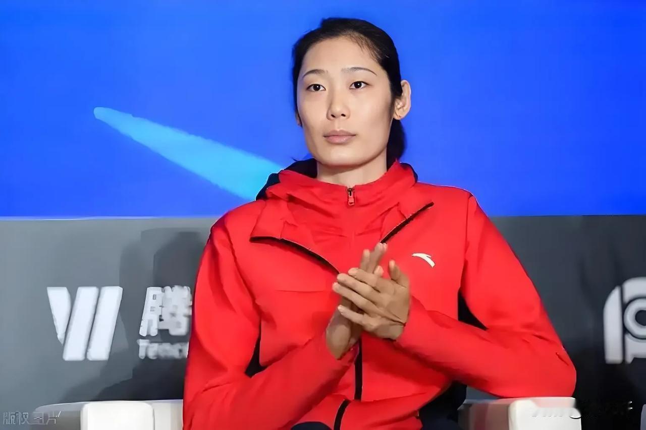 绷带在储物柜角落蜷成球，像她蜷缩在异国训练馆的深夜。汗水砸向地板的声响，比球迷的