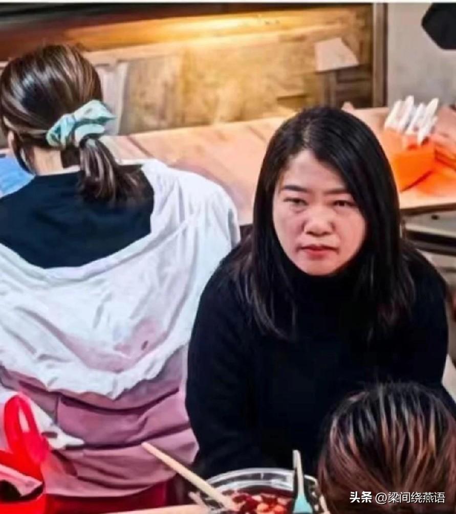 坐错凳子归还后被泼螺蛳粉汤？别以为这是“小事”，黑衣大姐的行为已经踩了法律红线！