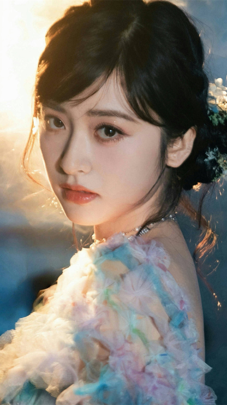 沈月少女穿搭：蓝色纱裙朦胧如梦，轻柔甜美。沈月