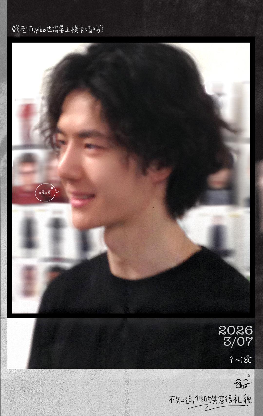 又是没见过的顶级巨星的排面和待遇——大秀还未开启，创意总监已经带着自家全球代言人