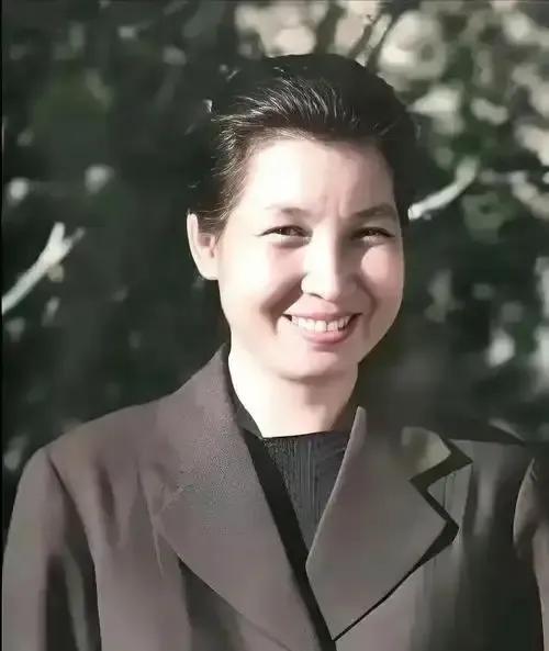 1939年，曾志得知毛主席已再婚后自语：“若我在，她怎会离开？”





19