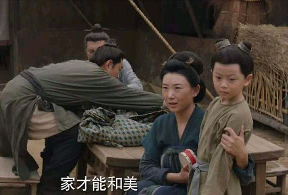 在《国色芳华》的故事里，胜意的弟弟给牡丹送去点心后便匆匆离去。他一路来到西市的说
