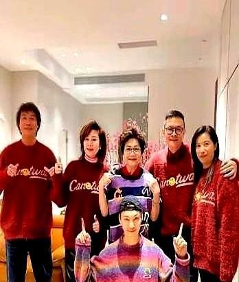 何穗在陈伟霆家里拍写真，被猜恋爱了。
网友扒出两人2021年就用同款家具，还有同