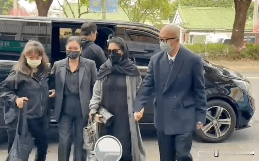 如果不是和光头大叔十指紧扣，可能没人认出，这个墨镜口罩，身材发福的妇女，居然是女