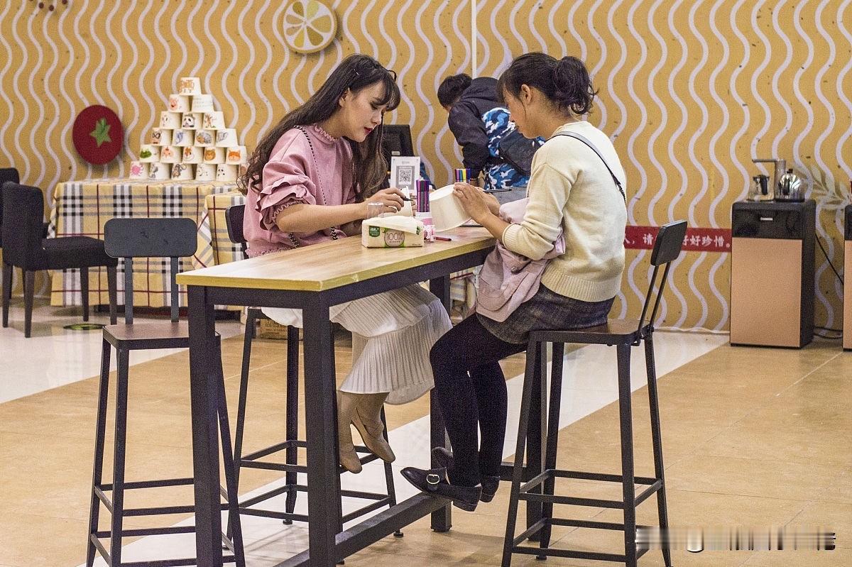 女孩子单身的时候，可以忍受租房子、经常吃外卖、挤地铁或者骑电动车上下班，不会因为