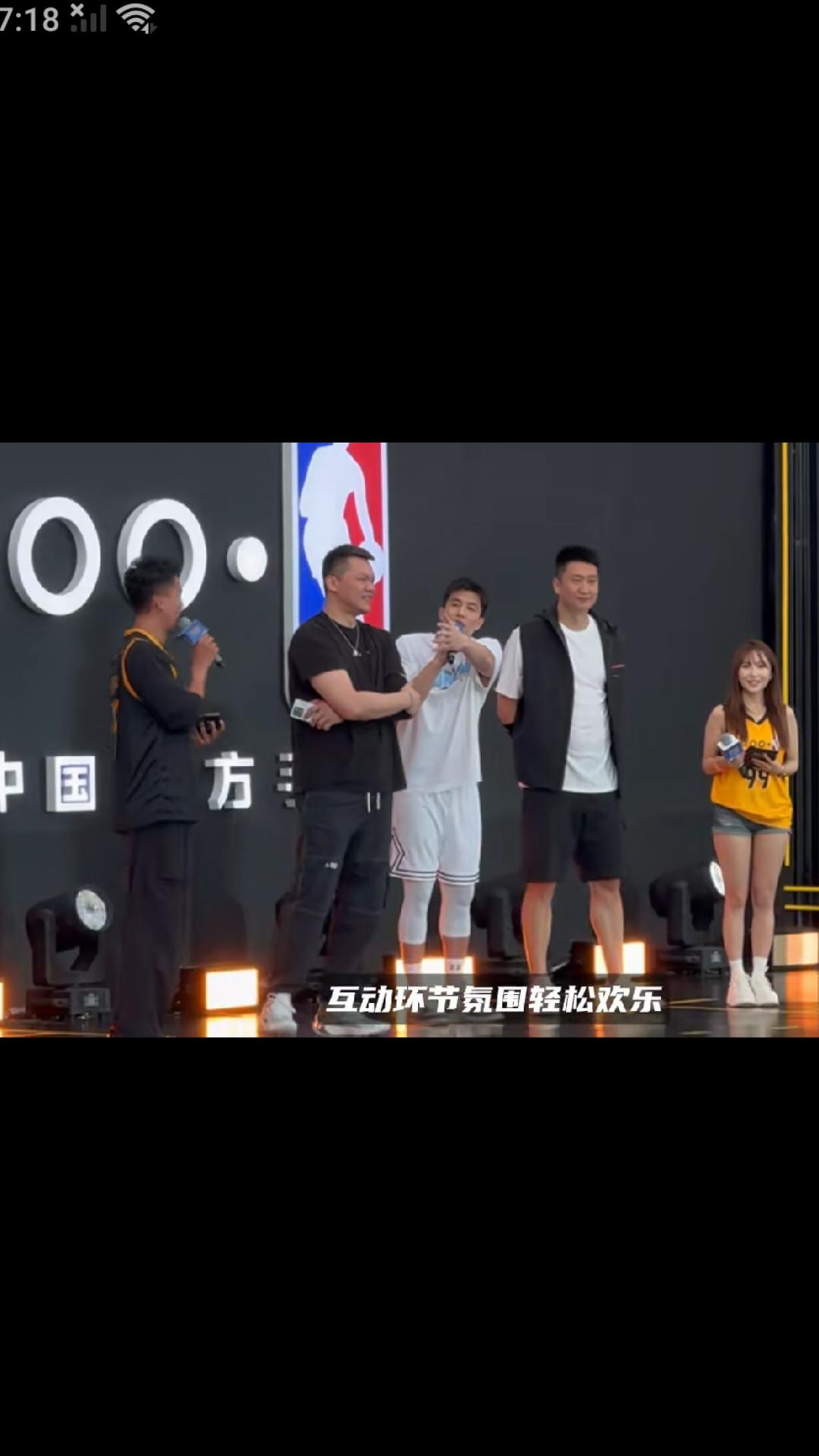 【鲜花还需绿叶配，在无数球迷眼中郭艾伦还是人气王啊！】昨天CBA 球星郭艾伦和好