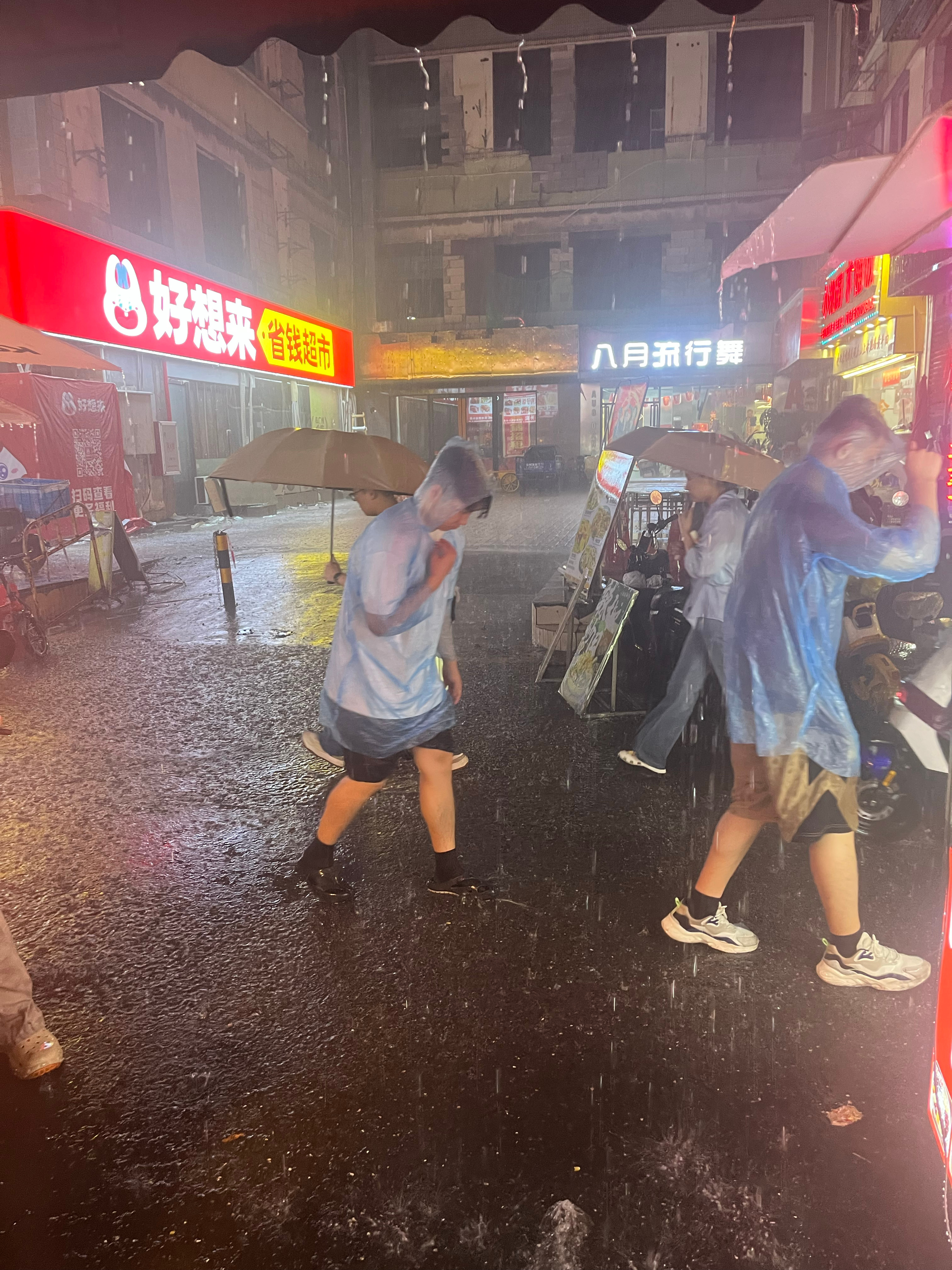 专门挑下班时段下大暴雨打雷闪电害怕死我了[泪] ​​​