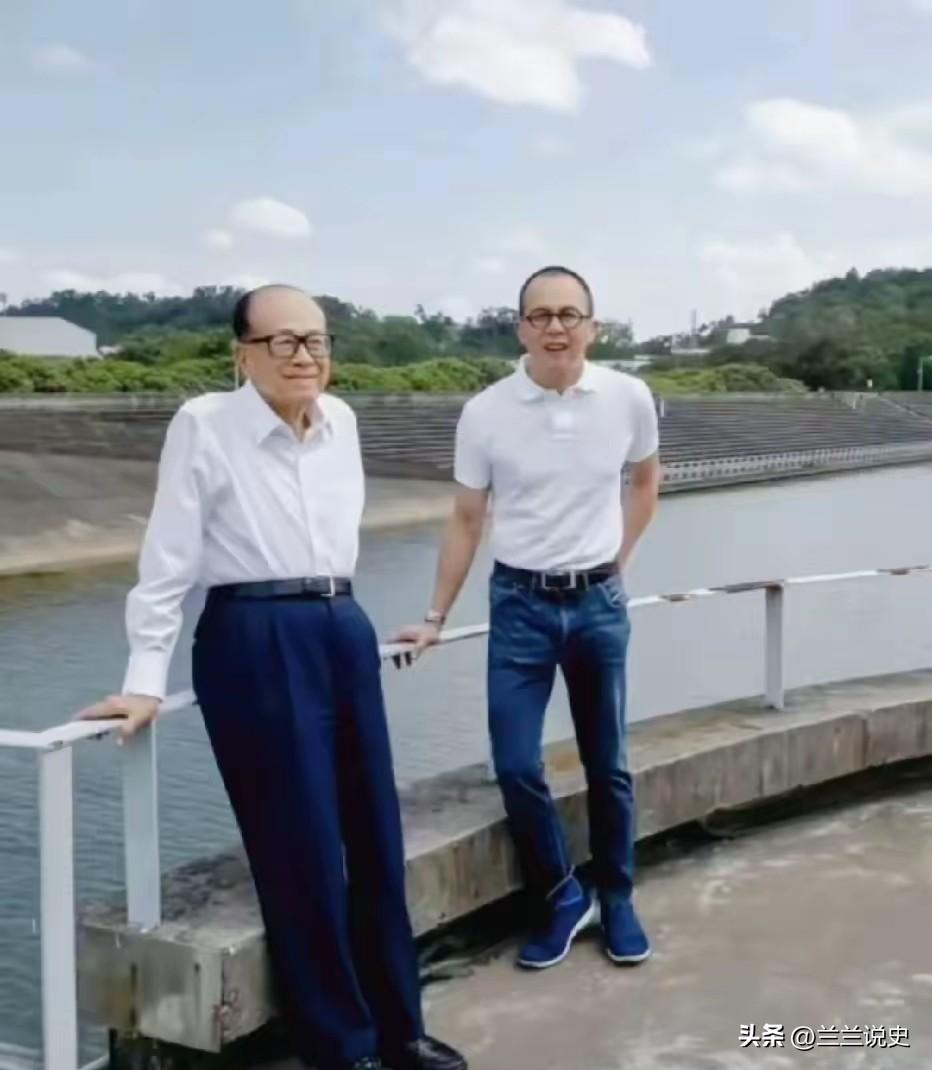 早年李嘉诚与次子李泽楷在大榄涌水塘，穿便装站大坝上，像普通周末出游

一张老照片