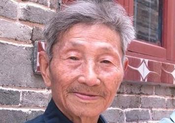 1979年，一位老人为了证明自己是老红军，不顾危险在北京拦下一辆军官的车，眼看大